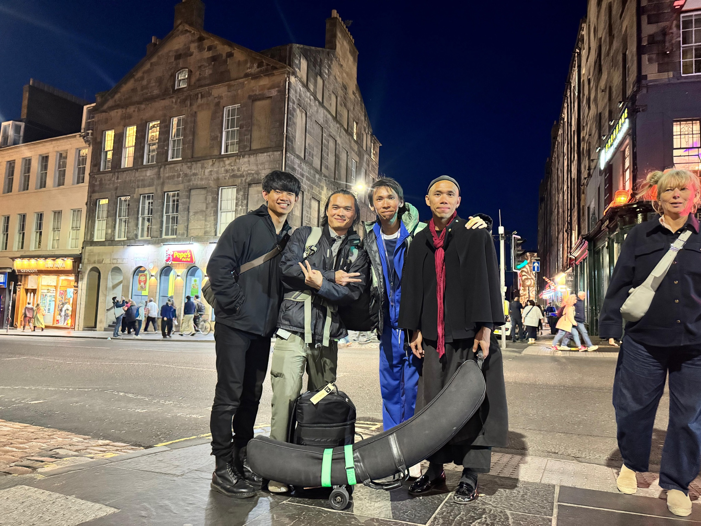 Alvin with street performers in Edinburgh Fringe